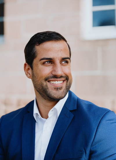 Portrait von Steuerberater Sebastian Kößler zur Seite schauend